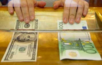 «Καλπάζει» το ευρώ, ξεπερνώντας το 1,12 δολάριο σε νέο υψηλό τετραετίας