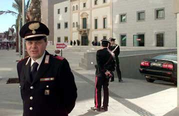 Διαφεύγει της σύλληψης ο δράστης του μακελειού σε δημαρχείο της ανατολικής Σικελίας