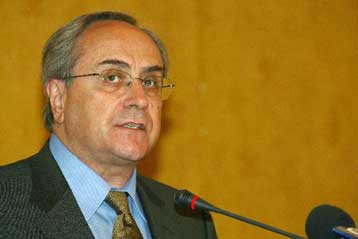«Δεν πείθει ο κ. Σημίτης» σχολίασε ο πρόεδρος του ΣΥΝ Νίκος Κωνσταντόπουλος
