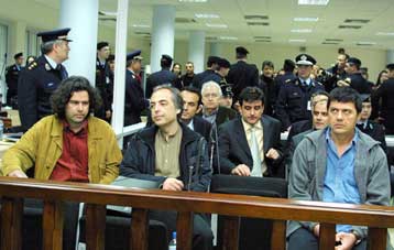 Σκανδαλώδης η δίκη των φερόμενων ως μελών της 17Ν, σύμφωνα με τη Monde Diplomatique