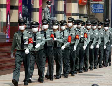 Και διά του απλού αγγίγματος η μετάδοση του ιού της άτυπης πνευμονίας