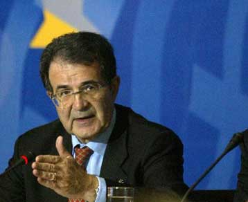 Απορρίπτει τους ισχυρισμούς Μπερλουσκόνι ο Ρομάνο Πρόντι