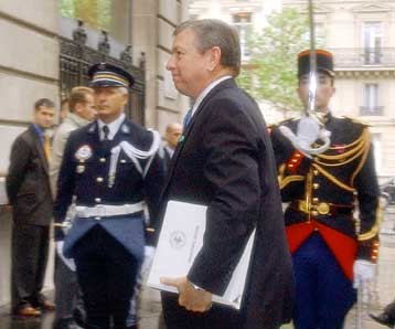 Το οργανωμένο έγκλημα πίσω από τις λεηλασίες στο Ιράκ, τόνισε ο Τζον Ασκροφτ