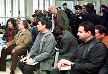 Η υπόθεση της κλοπής οπλισμού από το αστυνομικό τμήμα στο Βύρωνα στη δίκη της 17Ν