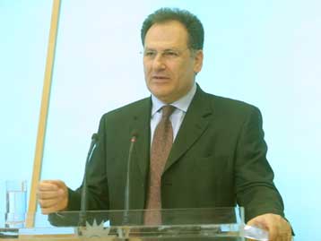Διαψεύδει κατηγορηματικά ο Κώστας Λαλιώτης τα σενάρια επιστροφής του στην κυβέρνηση