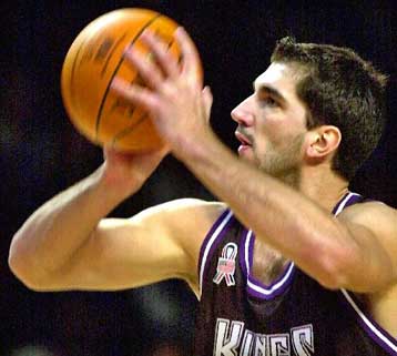 Με «κανονιέρη» τον Στογιάκοβιτς οι Κινγκς έκαναν το 1-0 κόντρα στους Μάβερικς