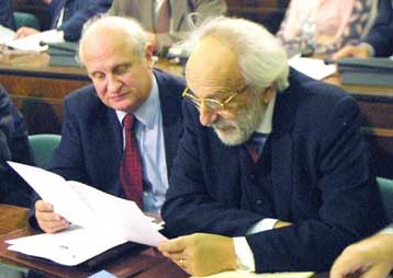 Διατηρεί μέχρι νεωτέρας τη βουλευτική και τη δικηγορική του ιδιότητα ο Αλ.Λυκουρέζος
