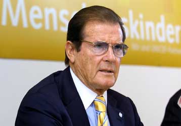 Κατέρρευσε στη διάρκεια παράστασης ο Ρότζερ Μουρ