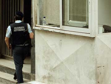 Από ασφυξία λόγω αιμορραγίας ο θάνατος του 25χρονου στο αστυνομικό τμήμα Ν.Φιλαδέλφειας