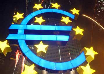 Προς το 1,15 δολάριο «καλπάζει» το ευρώ, καθώς τα επιτόκια της ΕΚΤ έμειναν σταθερά