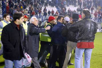 Τα πρώτα επεισόδια του ντέρμπι είναι γεγονός