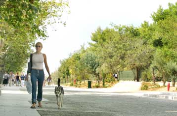 «Στοπ» στην κατάληψη των πεζόδρομων από τραπεζάκια και αυτοκίνητα λέει το ΚΑΣ