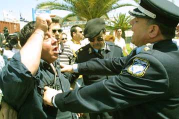 Συλλήψεις διαδηλωτών που επιχείρησαν να κλείσουν την εθνική οδό στον Ασπρόπυργο