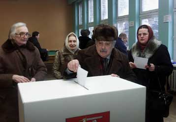 Στις κάλπες οι Λιθουανοί για να αποφασίσουν την ένταξη της χώρας τους στην ΕΕ