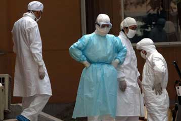 Αυξάνεται ο αριθμός των θυμάτων του SARS – Ανθεκτικότερες οι γυναίκες στον ιό