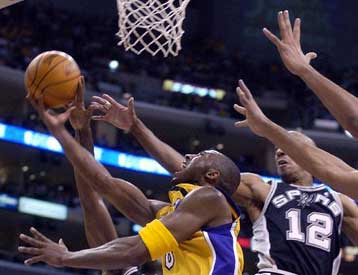 Με 110-95 επικράτησαν οι Λέικερς των Σαν Αντόνιο Σπερς – Νίκη και για τους Νετς