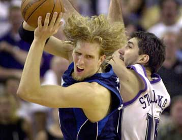 Το 2-1 στα πλέι οφ έκαναν οι Μάβερικς με «διαστημική» νίκη 141-137 επί των Κινγκς