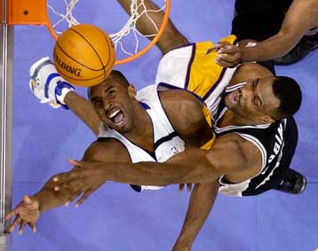 «Πολύ σκληροί για να πεθάνουν» οι παίκτες των Λέικερς στα πλέι οφ του ΝΒΑ