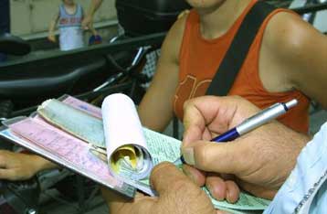 Ειδοποιητήρια σε 400.000 πολίτες για οφειλές από κλήσεις και δημοτικά τέλη