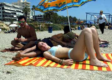 «Ψαλίδι» στις διακοπές τους βάζουν ολοένα και περισσότερο οι Έλληνες
