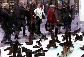 Έξι αβεβαιότητες επισκιάζουν τις προοπτικές της ελληνικής οικονομίας, εκτιμά το ΚΕΠΕ