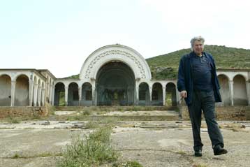 Εκδήλωση μνήμης στη Μακρόνησο προετοιμάζουν Μίκης Θεοδωράκης και υπουργείο Αιγαίου