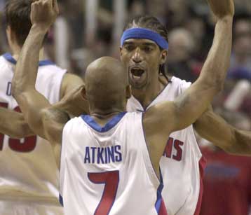 Νίκη στο νήμα για την ομάδα του Ντιτρόιτ επί των Σίξερς και 3-2 στα πλέι οφ του ΝΒΑ