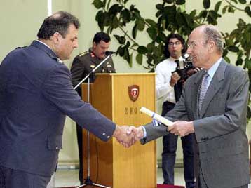 Πτυχία στους νέους αποφοίτους της Σχολής Εθνικής Αμυνας απένειμε ο Κ.Στεφανόπουλος