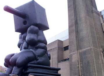 Φουσκωτό γλυπτό ύψους 45 μέτρων έξω από την Tate Modern
