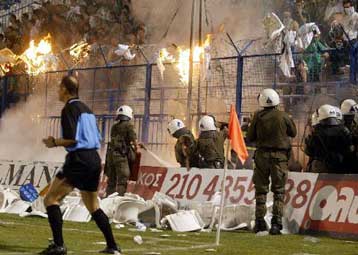 Βαριές «καμπάνες» σε Ολυμπιακό και Παναθηναϊκό για τα επεισόδια στη Ριζούπολη