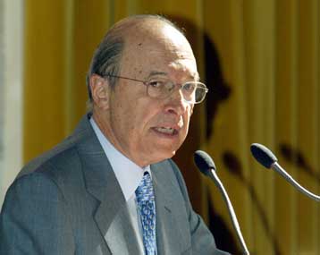 Τέλος σε εσωστρέφεια και σενάρια ανασχηματισμού είπε ο Κ.Σημίτης στο ΕΓ