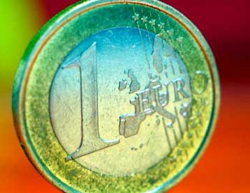 «Μία ανάσα» από το επίπεδο-ρεκόρ το ευρώ έναντι του δολαρίου