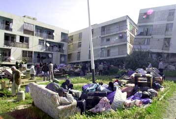 Μάχη με το χρόνο δίνουν οι διασώστες στην Αλγερία για την ανεύρεση επιζώντων