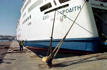 Επιστρέφει στον Πειραιά λόγω μηχανικής βλάβης το πλοίο «Εξπρές Αφροδίτη»