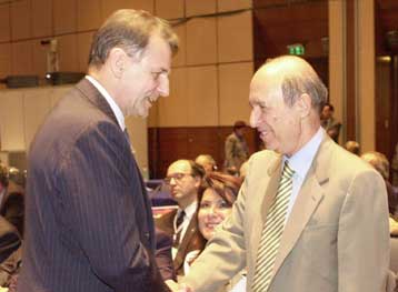 Καμία παρέμβαση της ΔΟΕ για την ημερομηνία των επόμενων εκλογών, τονίζει η κυβέρνηση