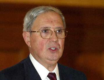 Δεν πρότεινα μείωση των μισθών, τονίζει ο διοικητής της Τράπεζας της Ελλάδος