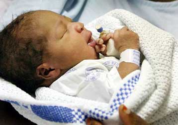 Τα μωρά αναγνωρίζουν τη φωνή της μητέρας τους ακόμα και πριν καν γεννηθούν