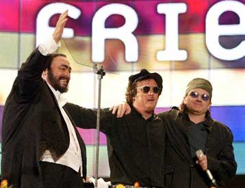 Για τους Ιρακινούς πρόσφυγες τραγούδησαν «Παβαρότι και Φίλοι» στη Μοντένα της Ιταλίας