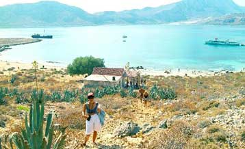 Σε 373 ελληνικές ακτές και πέντε μαρίνες θα υψωθούν οι γαλάζιες σημαίες το 2003