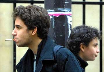 Τρεις στους δέκα Έλληνες μαθητές δοκιμάζουν τσιγάρο, συνήθως με την παρότρυνση φίλων