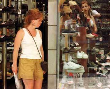 Σε ισχύ από τη Δευτέρα το θερινό κλιμακωτό ωράριο στο Δημόσιο και στα καταστήματα