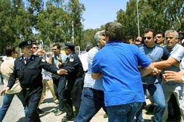 Επεισόδια στην εθνική οδό Αθηνών – Λαμίας με αφορμή τη χωροθέτηση των ΧΥΤΑ