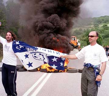 Συνεχίζουν τους αποκλεισμούς δρόμων οι οπαδοί του ΠΑΣ Γιάννινα