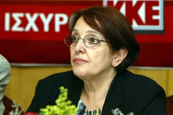 Επίσκεψη της Αλέκας Παπαρήγα στα ΕΛΠΕ και αιχμές για τη συγχώνευση με την Petrola