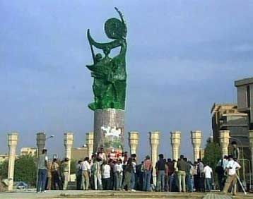 Ένα γλυπτό επτά μέτρων πήρε τη θέση του αγάλματος του Σαντάμ στη Βαγδάτη