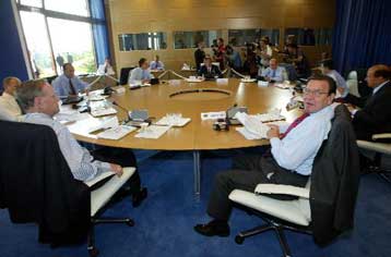 Εμπιστοσύνη στην παγκόσμια οικονομία εκφράζει η G8 – «Σιωπή» για το δολάριο