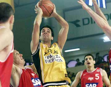 Αποκλεισμό πέντε αγωνιστικών επέβαλε η ΚΕΔ στους διαιτητές του αγώνα ΑΕΚ-Ολυμπιακός