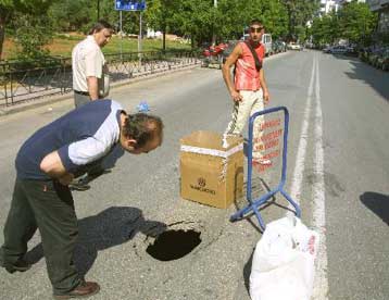 Προβλήματα κυκλοφορίας στην οδό Καυτατζόγλου λόγω καθίζησης του οδοστρώματος