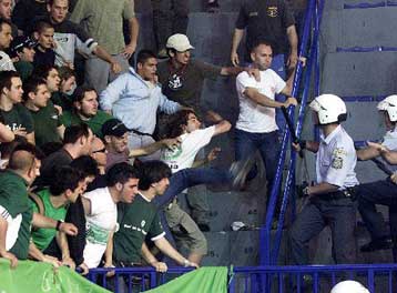 Βαριά «καμπάνα» στον Παναθηναϊκό για τα επεισόδια στον αγώνα με το Περιστέρι