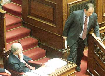 Σύγκρουση Σημίτη – Καραμανλή την Τετάρτη στη Βουλή για διαπλεκόμενα και οικονομία